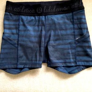 Lululemon 4” shorts with side and waistband pockets size 6